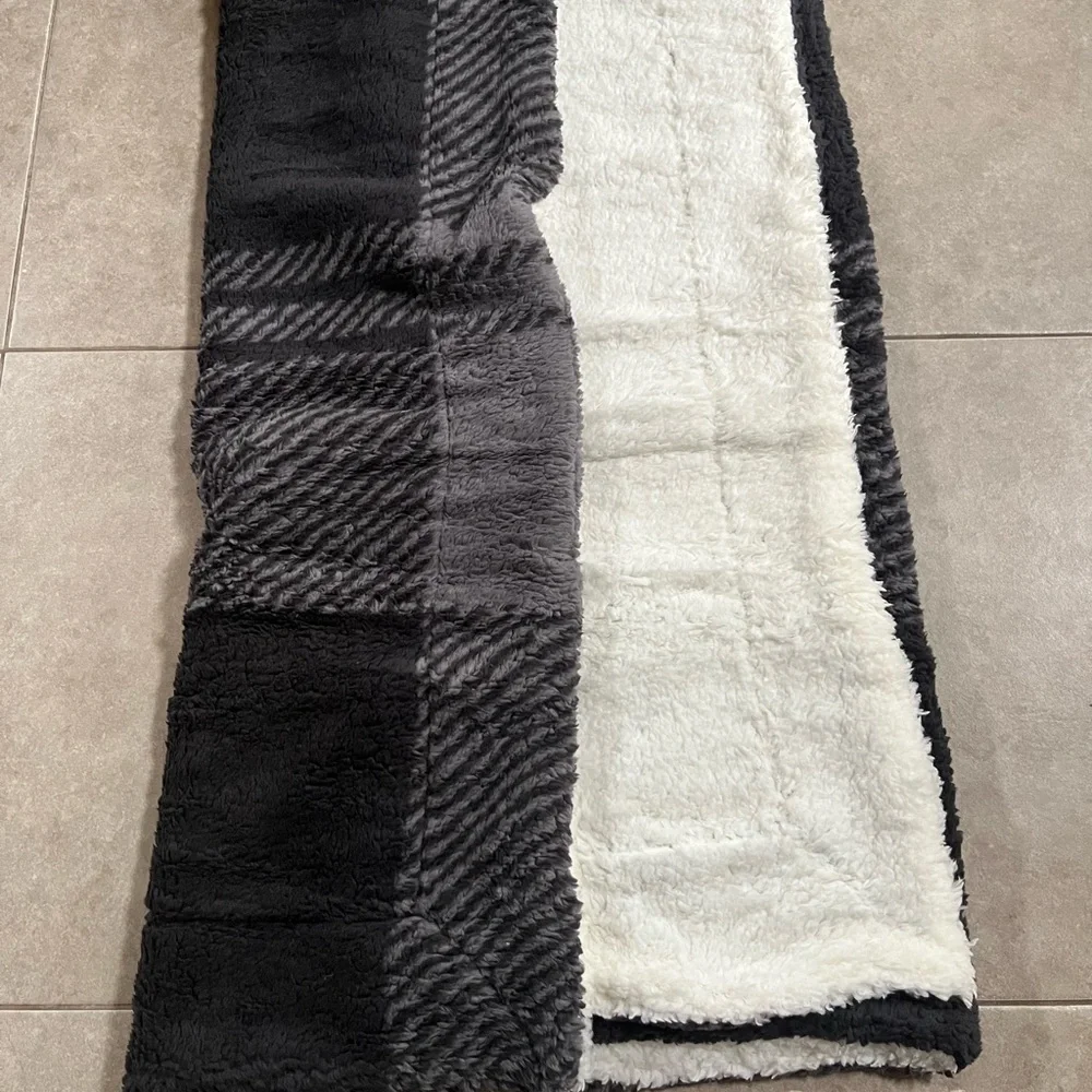 NWT Northeast Outfitters Cozy Black Gray  Check Sherpa Blanket 50 x 60